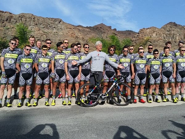 Oleg Tinkoff präsentiert das Trainingsoutfit seines Teams für 2016