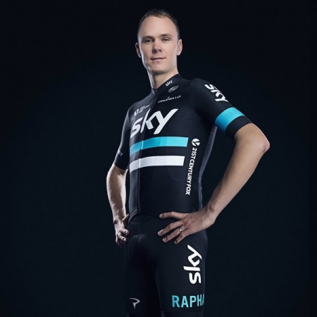 Chris Froome präsentiert das SKY Outfit 2016