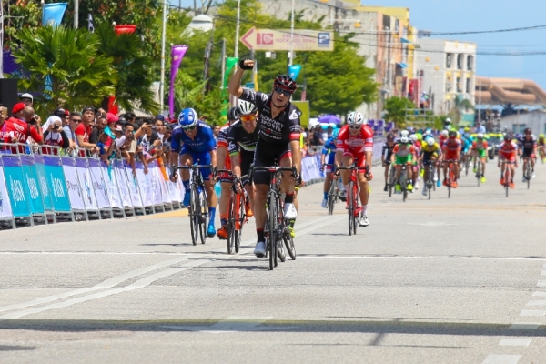 Scott Sunderland zegeviert in eerste etappe Tour de Langkawi.