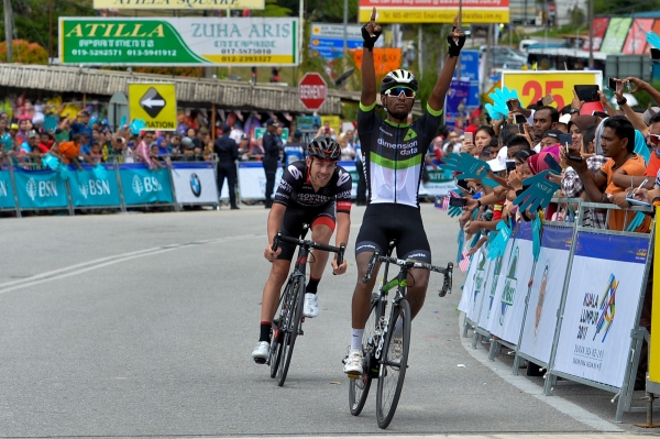 Mekseb Debesay boekt eerste World Tour zege in Tour de Langkawi.