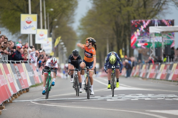 BOELS-DOLMANS CYCLING TEAM 1 en 2 in Amstel Gold race Vrouwen.
