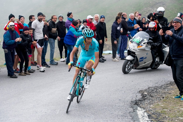 In de 100ste GIRO: Mortirolo wordt omgedoopt tot ” Scarponi-klim”.