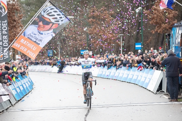 Mathieu van der Poel Ned. kampioen veldrijden 2019.