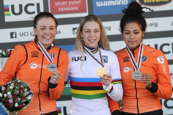 Oranje boven op WK Veldrijden 2019 in Bogense (DK) bij beloften vrouwen.