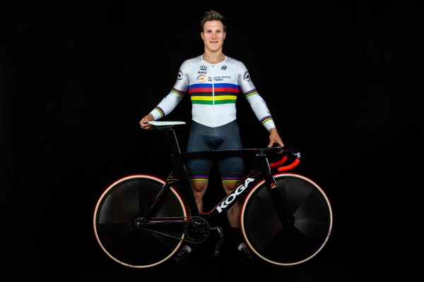 De teamsprinters trainen op de nieuwe KOGA baanfiets