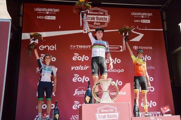 Annemiek van Vleuten wint Strade Bianche.