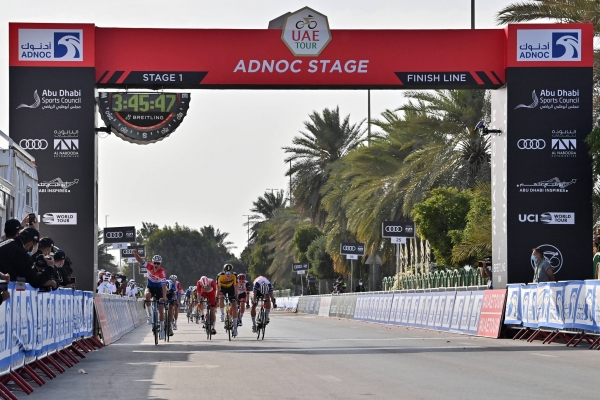 Mathieu van der Poel wint eerste etappe in UAE-Tour in Al Mirfa.