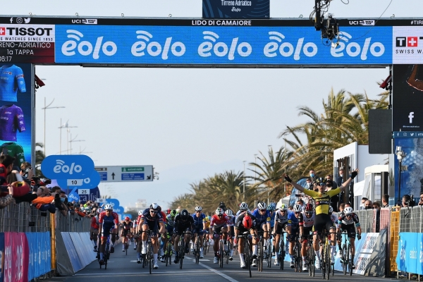 Van Aert spurt naar zege in openingsrit Tirreno-Adriatico