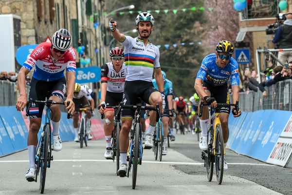 Alaphilippe wint tweede etappe, Van Aert blijft leider.