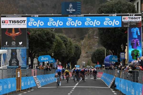 Van der Poel revancheert zich terwijl Van Aert in de leiderstrui blijft in derde etappe Tirreno Adri