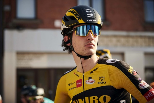 Mick van Dijke soleert naar zege in laatste etappe Kreiz Breizh Elites