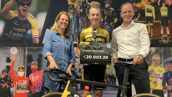 Veiling unieke Tour de France-items levert twintigduizend euro op voor het goede doel