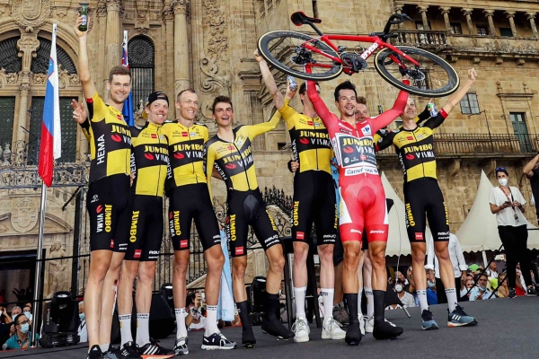 Roglic wint Vuelta a España voor derde keer op rij
