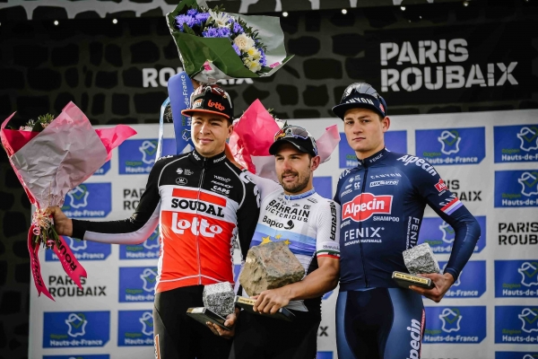 De Europese kampioen Sonny Colbrelli wint de sprint met drie op de wielerbaan van Roubaix in de 118e
