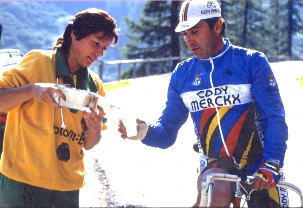 Eddy Merckx mit der AIOCC Trophy 2021 geehrt
