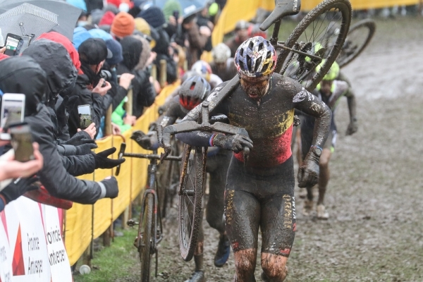 Van Aert klieft in Essen solo naar tweede seizoenszege.