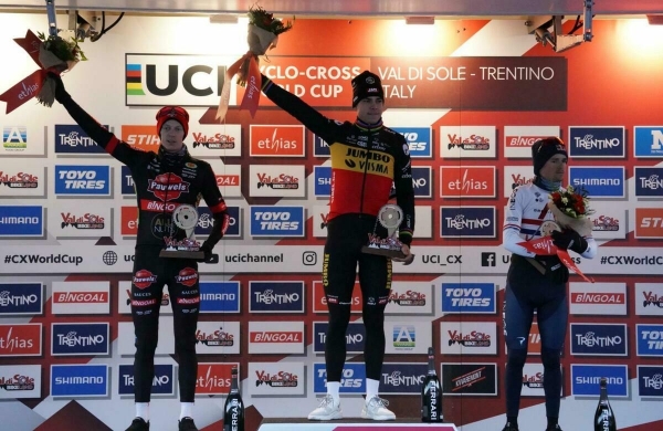 Van Aert behaalt drie op drie in spektakelstuk in Italiaanse sneeuw.