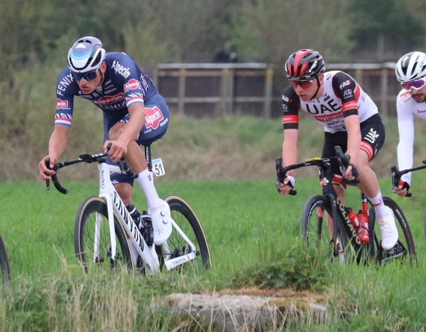 Mathieu van der Poel wint opnieuw Dwars door Vlaanderen.