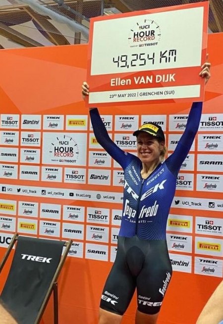 Ellen Van Dijk fährt im Tissot Velodrome Grenchen einen neuen Stundenweltrekord