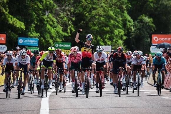 Van Aert bindt concurrentie aan zegekar in openingsetappe Critérium du Dauphiné