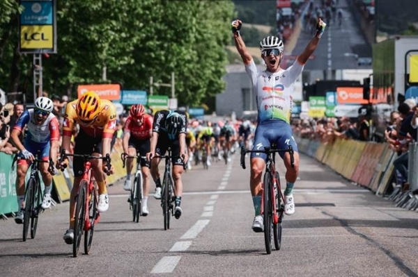 Vuillermoz onttroont Van Aert na misrekening van het peloton