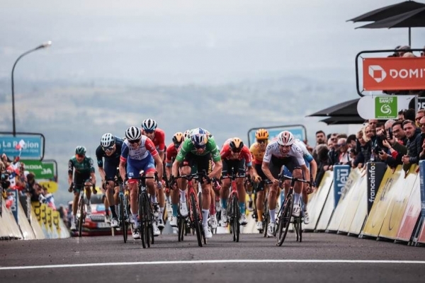 Van Aert toch terug in het geel na een misrekening in de eindsprint