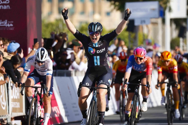 Charlotte Kool wint Etappe 1 van de UAE Tour vrouwen en draagt de eerste rode trui