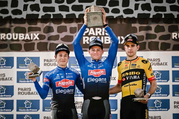 Mathieu van der Poel wint met Parijs-Roubaix zijn derde monument.
