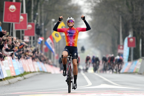 Demi Vollering wint overtuigend Amstel Gold Race, Lotte Kopecky tweede.