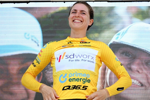 Marlen Reusser pakt dankzij tijdritzege ook leiderstrui in Tour de Suisse