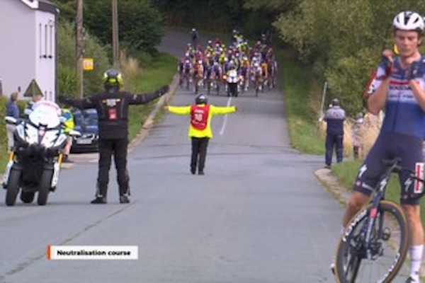 Tour de Wallonie: Chaos in der 5. Etappe – Mauro Schmid  an der Spitze gestoppt