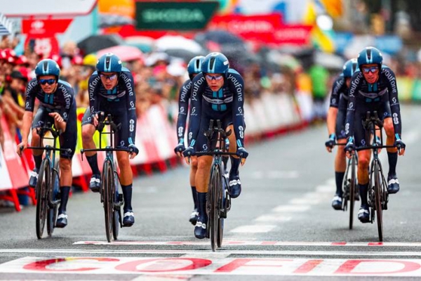 Milesi pakt eerste Rode Trui in de 78e Vuelta. Van regenboog naar Rood.