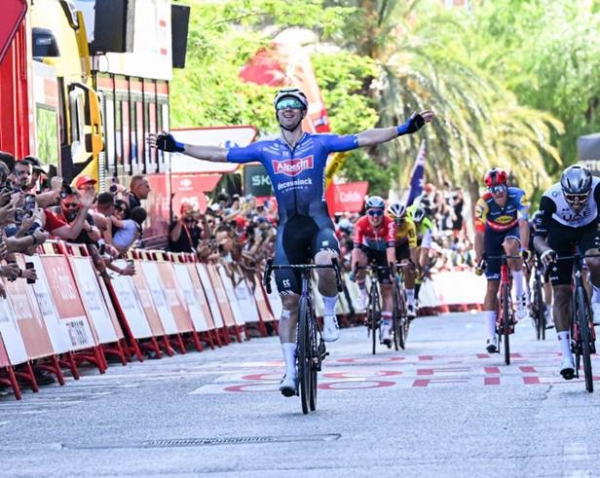 Alpecin-Deceunink aan het feest met Kaden Groves in 4e etappe Vuelta