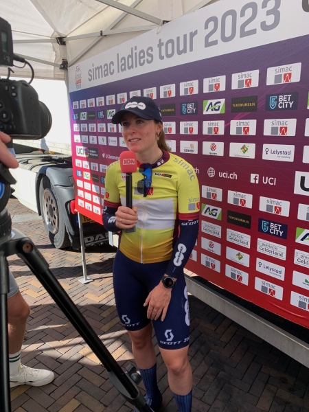 Charlotte Kool pakt eerste leiderstrui in SIMAC Ladies Tour