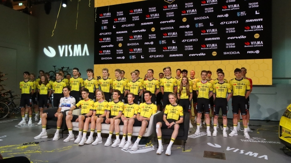 Teamfoto van de nieuwe VISMA – LEASE A BIKE Team