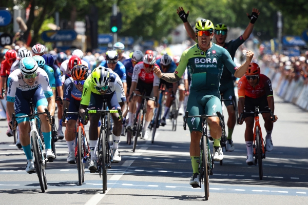 Sam Welsford boekt de eerste overwinning van het seizoen 2024 in de openingsetappe van de Tour Down