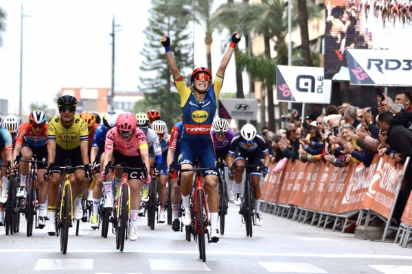 Noemi Rüegg, Schweiz, auf dem Podest der 1. Etappe an der Valenciana Rundfahrt