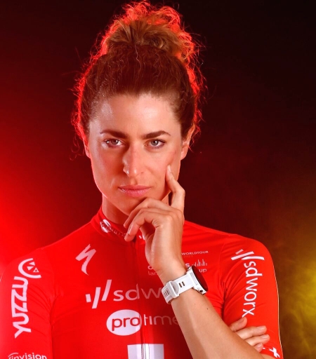 Marlen Reusser feiert Solosieg an der Valenciana Rundfahrt