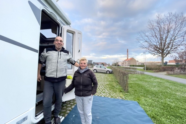 Der erste Camper ist am Fuss des Oude Kwaremont für die Ronde eingetroffen