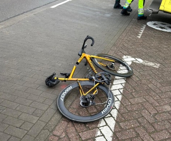 Remco Evenepoel auf Trainingsfahrt mit Postauto verunfallt – diverse Brüche