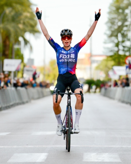 9. Setmana Ciclista Volta Femenina: Starker Auftakt mit prominentem Podium