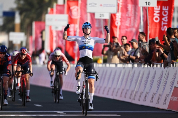 Lorena Wiebes wint 1e etappe UAE-Tour