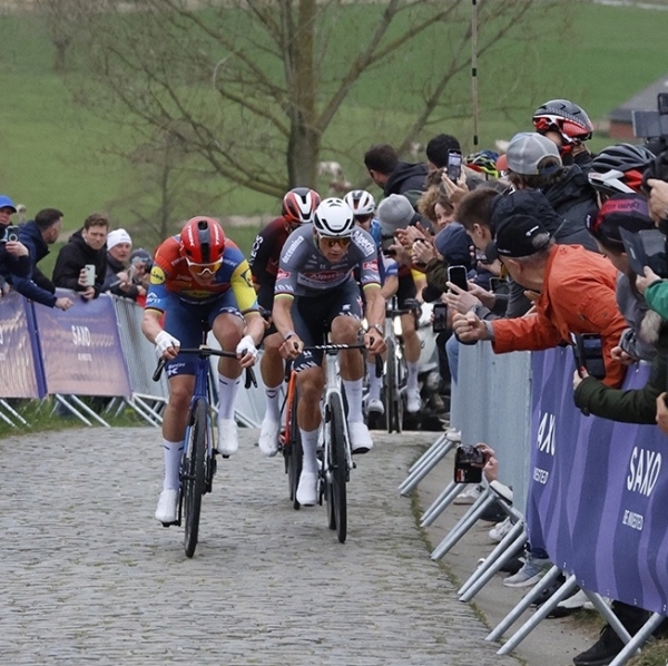 Onnavolgbare Mathieu van der Poel prolongeert overwinning in E3-prijs,