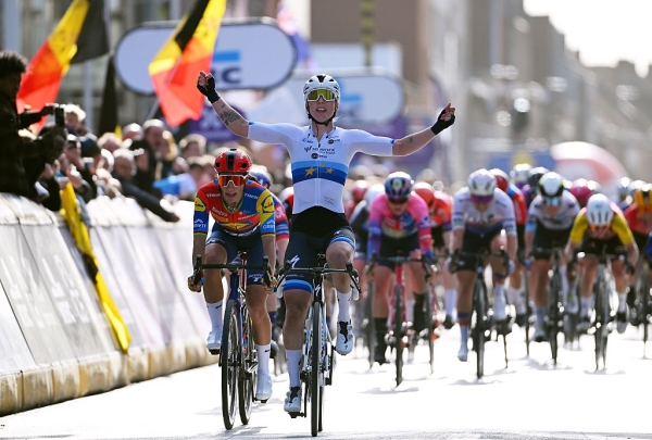 Lorena Wiebes pakt honderdste zege  in Gent-Wevelgem