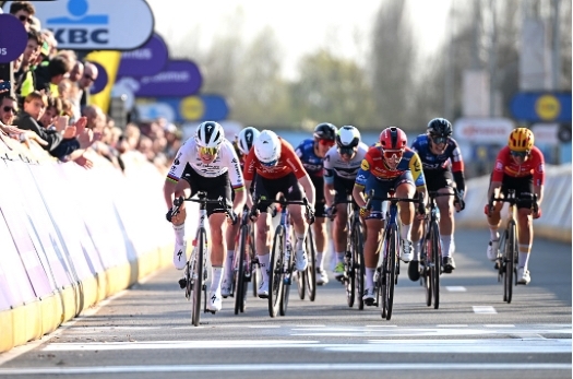 Lotte Kopecky sprint naar tweede plaats in Dwars door Vlaanderen.