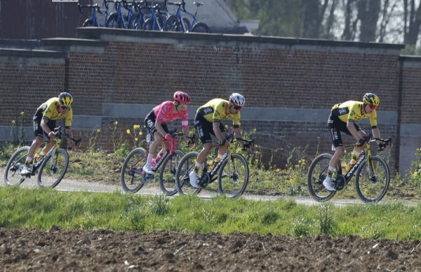 Trio Visma-Lease a Bike in Dwars door Vlaanderen in het pak gestoken door Neilson Powless