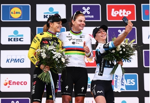 Lotte Kopecky triomfeert in regenboogtrui en pakt record met derde winst in de Ronde van Vlaanderen.