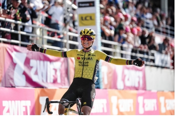 Na indrukwekkende teamprestatie soleert Ferrand-Prévot naar zege in eerste deelname Parijs-Roubaix