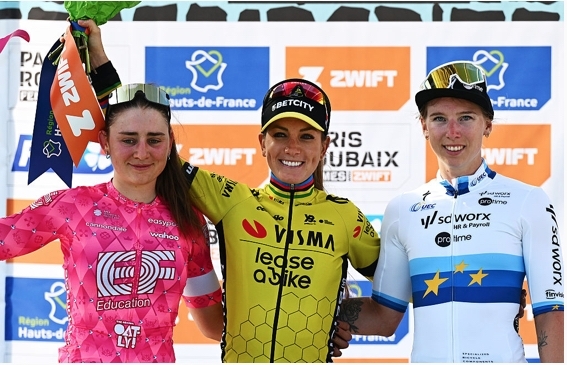 Lorena Wiebes sprint naar derde plaats in Parijs-Roubaix