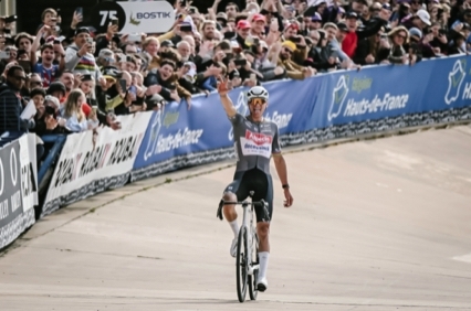 Mathieu van der Poel voor de 3e keer op rij winnaar Parijs – Roubaix